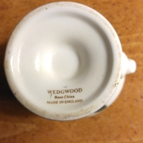 Vintage Wedgewood pottery urn vase bone china - Picture 5 of 5